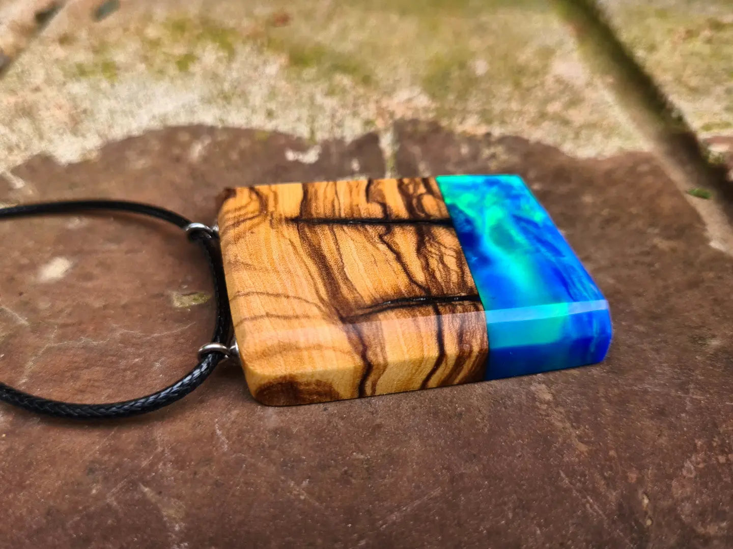 Unikatna ogrlica od maslinovog drva i plavog lab opala