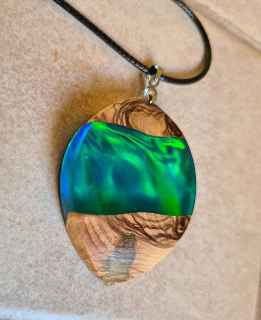 Unikatna ogrlica aurora borealis od maslinovog drva i epoxy smole sa lab-opalom