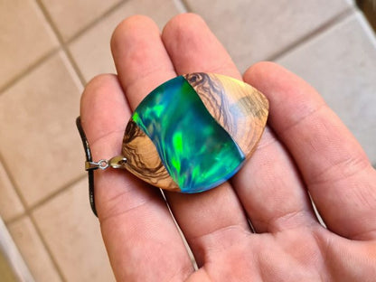 Unikatna ogrlica aurora borealis od maslinovog drva i epoxy smole sa lab-opalom