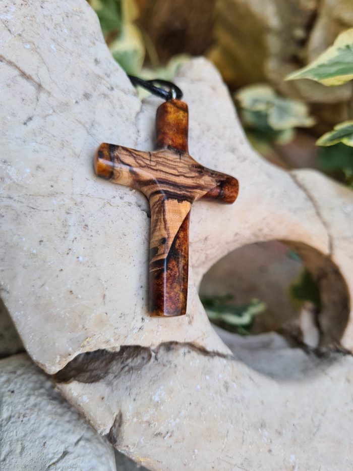 Unikatna ogrlica s motivom križa od istarskog maslinovog drva i epoxy smole