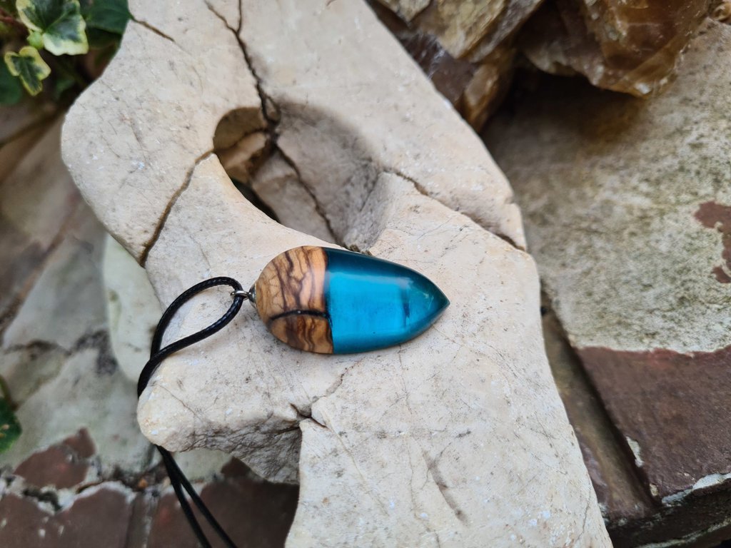 Unikatna ogrlica u obliku žira izrađena od drva starih maslina i epoxy smole u plavoj boji