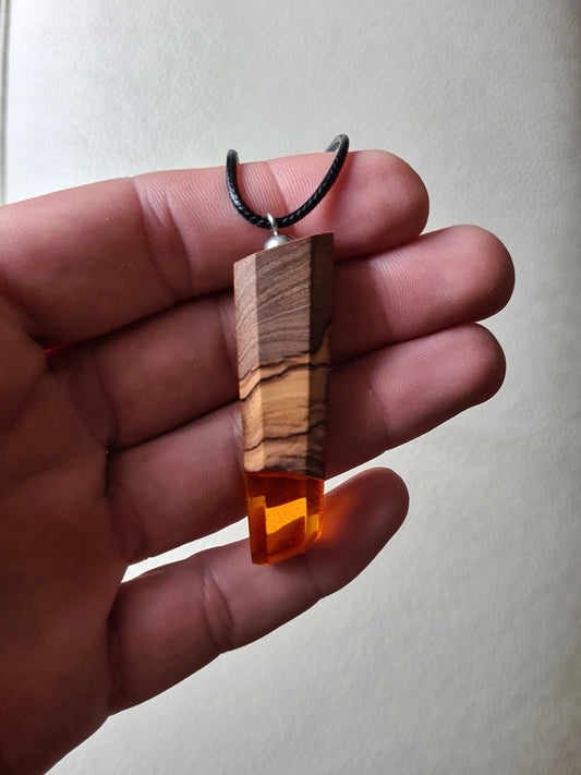 Unikatna ogrlica od maslinovog drva i epoxy smole