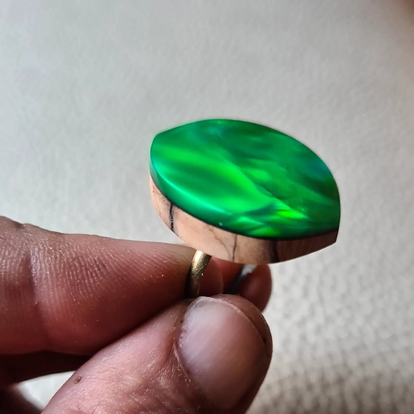Unikatan prsten od zelenog lab opala