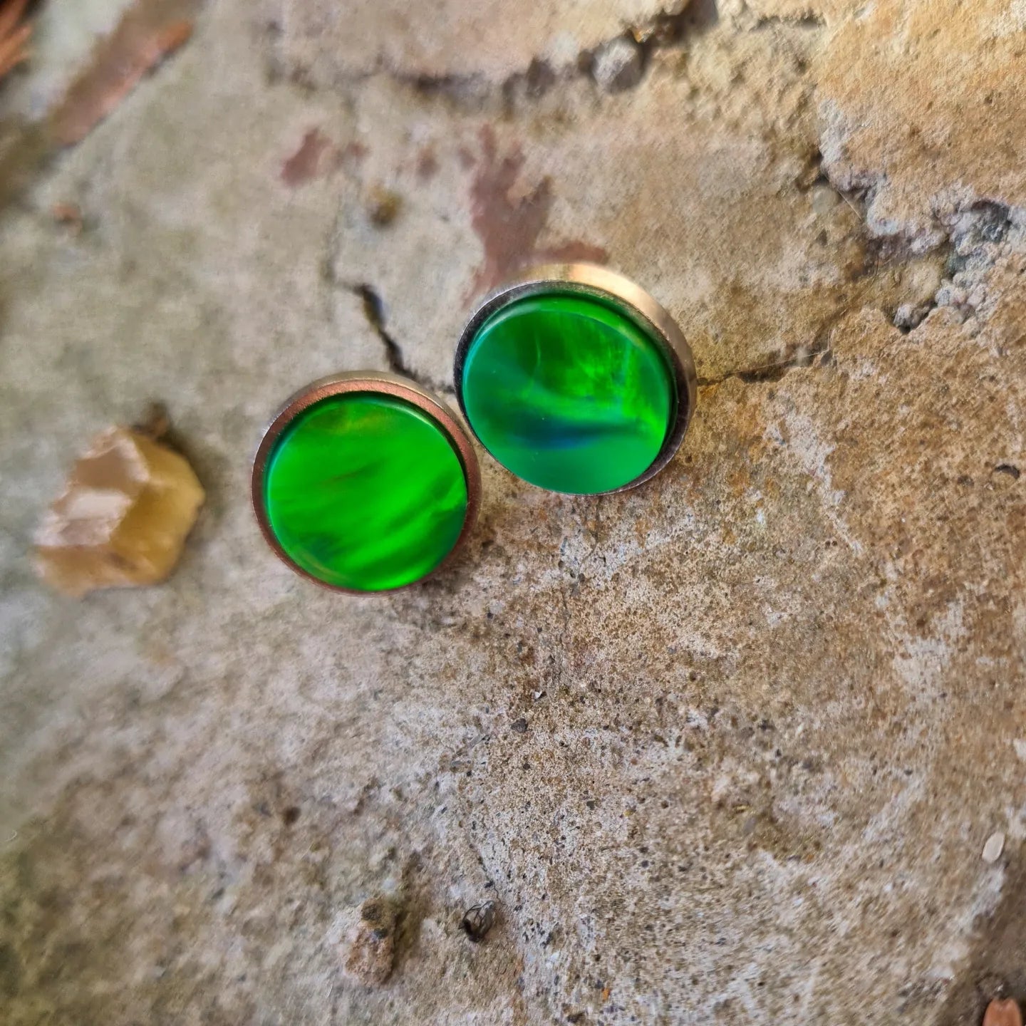 Naušnice od zelenog lab opala i nehrđajućeg čelika