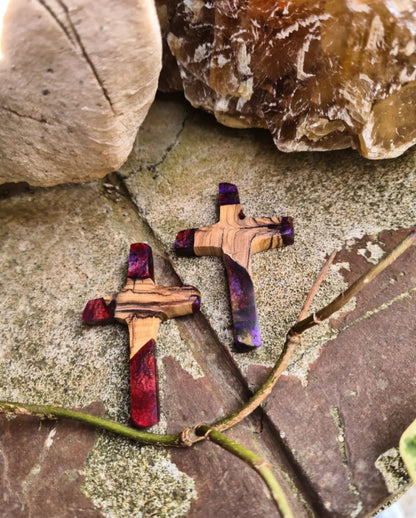 Unikatna ogrlica s motivom križa od istarskog maslinovog drva i epoxy smole
