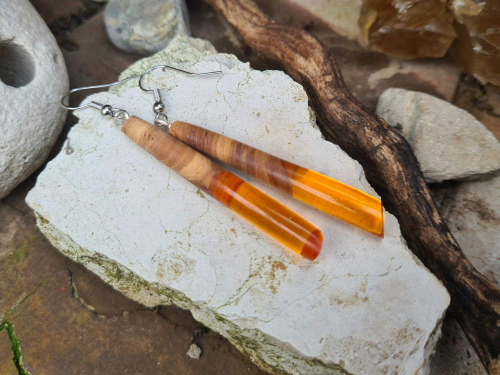 Unikatne naušnice narančaste boje od maslinovog drva i epoxy smole