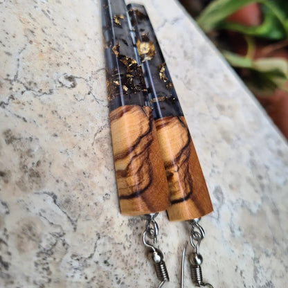 Unikatne prozirne naušnice sa zlatnim listićima od maslinovog drva i epoxy smole